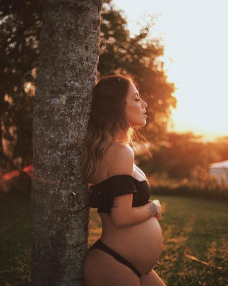 Gabi Brandt esbanja ansiedade com a chegada de seu segundo filho ao relembrar cliques de sua primeira gravidez