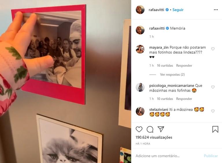 Rafa Vitti mostra a filha vendo foto do dia em que nasceu