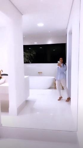 Simaria impressiona ao exibir banheiro gigante e luxuoso