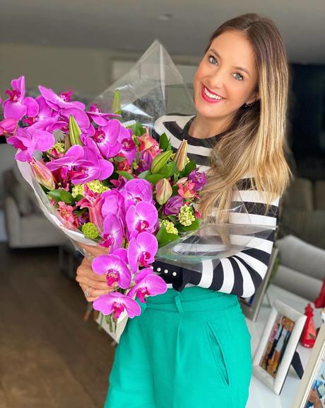 Ticiane Pinheiro encanta a web ao mostrar flores que recebeu de amigas