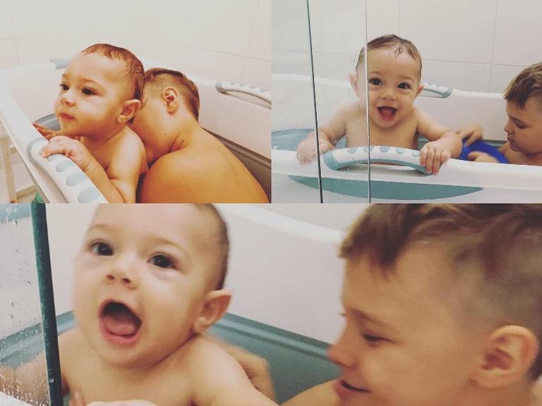 Valentin e Davi Lucca se divertem tomando banho juntos 
