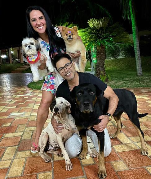 Zezé Di Camargo e Graciele Lacerda surgem sorridentes ao lado de seus cachorros 