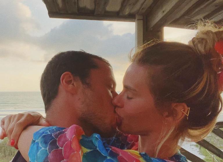 Carolina Dieckmann surge dando beijão em marido 