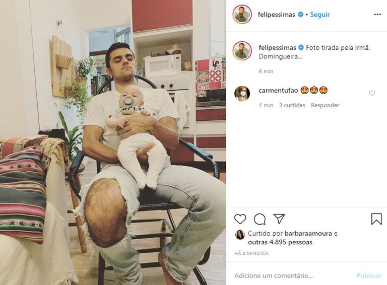 Felipe Simas posa com o filho caçula