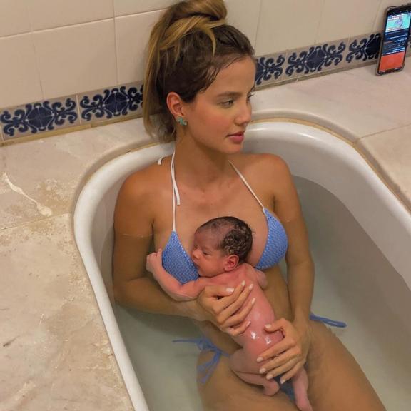 Biah Rodriguez surge tomando banho de banheira com o filho