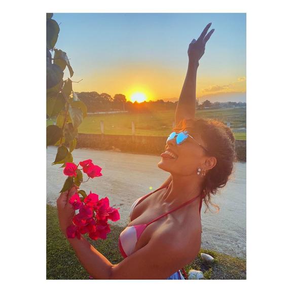 Juliana Paes surge deslumbrante em clique feito durante o pôr do sol