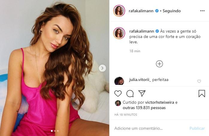 Rafa Kalimann arranca elogios em clique de vestido rosa