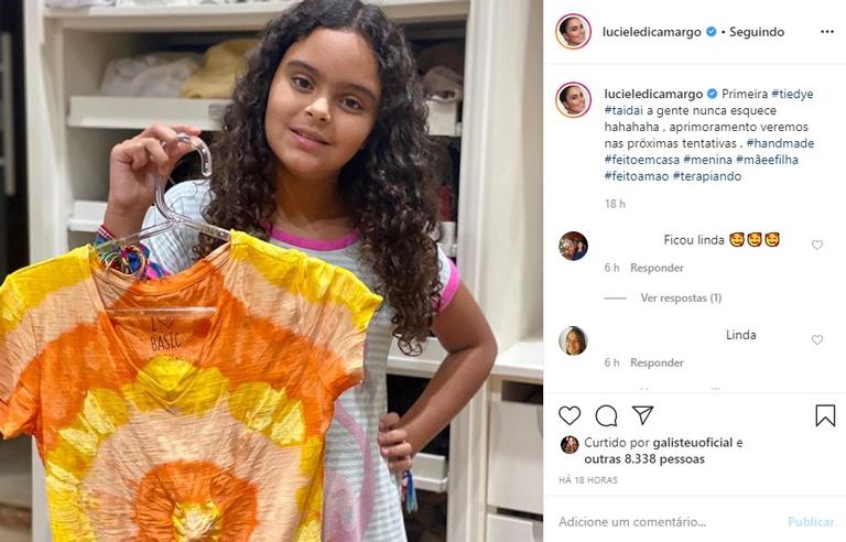 Luciele Di Camargo mostra camiseta feita pela filha