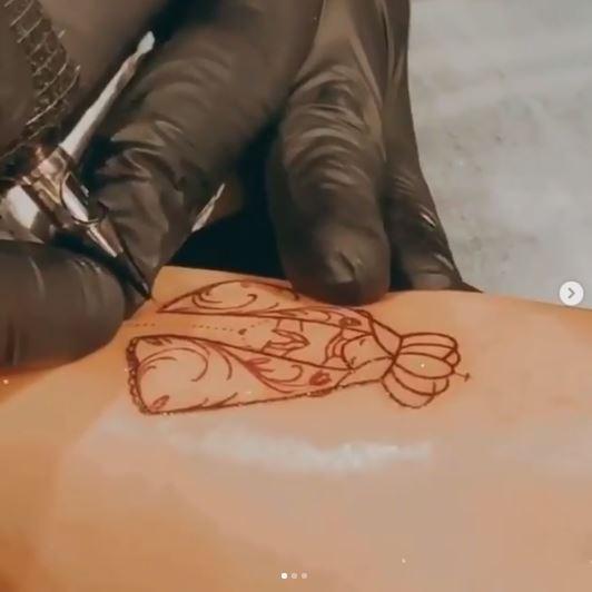 Grazi Massafera faz nova tatuagem acompanhada de Caio Castro