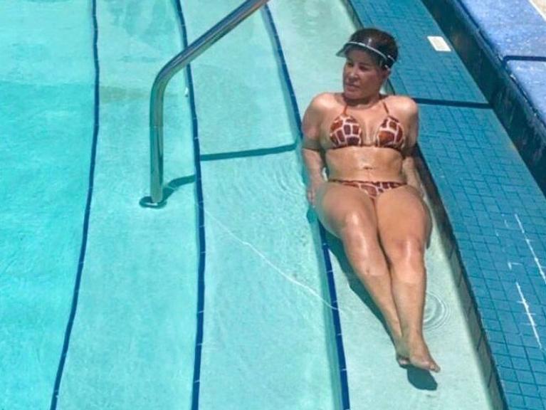 Zilu Camargo exibe sua boa forma ao tomar um banho de sol