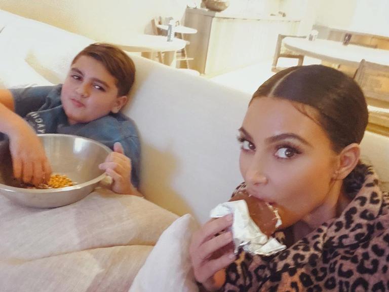 Kim Kardashian fornece guloseimas ao ficar de babá de seu sobrinho mais velho