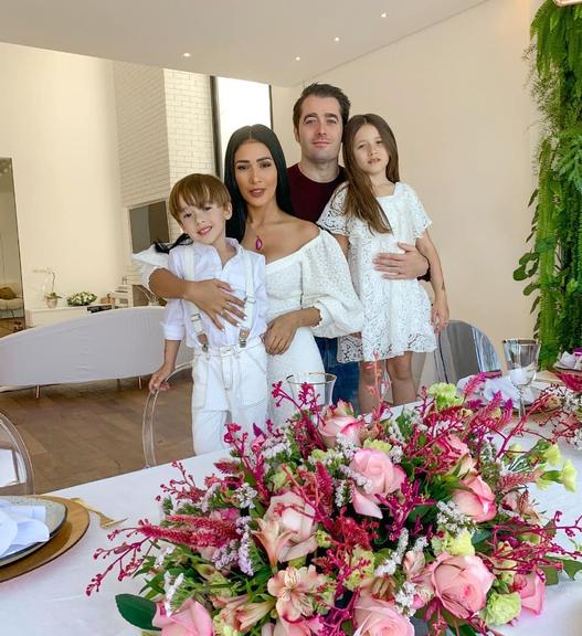 Simaria Mendes encanta ao publicar foto rara com a família