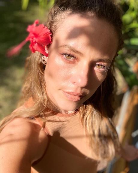 Paolla Oliveira exibe beleza natural em selfie sem maquiagem