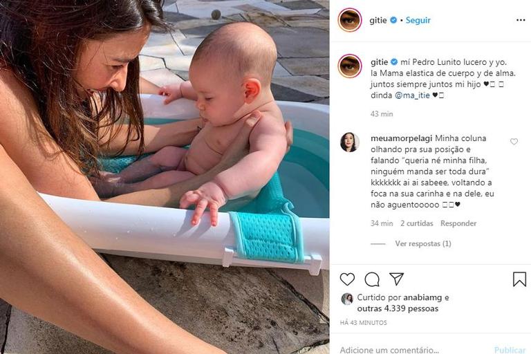 Giselle Itié posta foto dando banho de banheira no filho