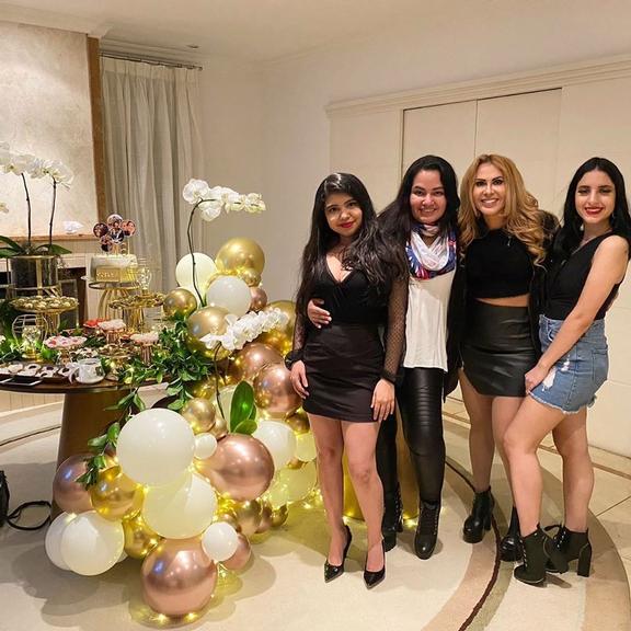 Joelma comemora aniversário em casa com as filhas