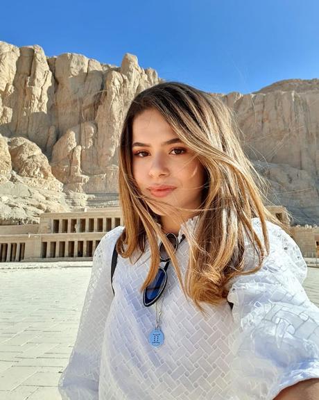 Maisa surge deslumbrante em clique feito durante sua viagem ao Egito