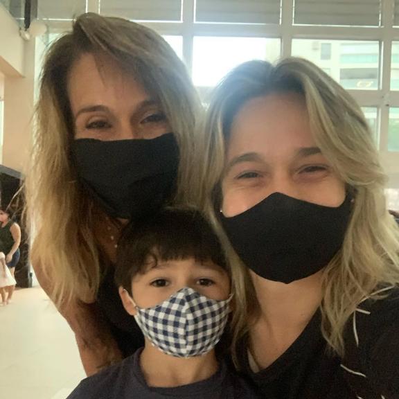 Fernanda Gentil compartilha clique fofo ao lado da mãe e do filho