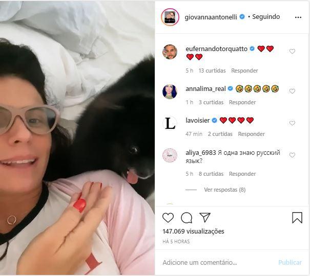 Giovanna Antonelli se diverte ao lado de sua cadelinha 