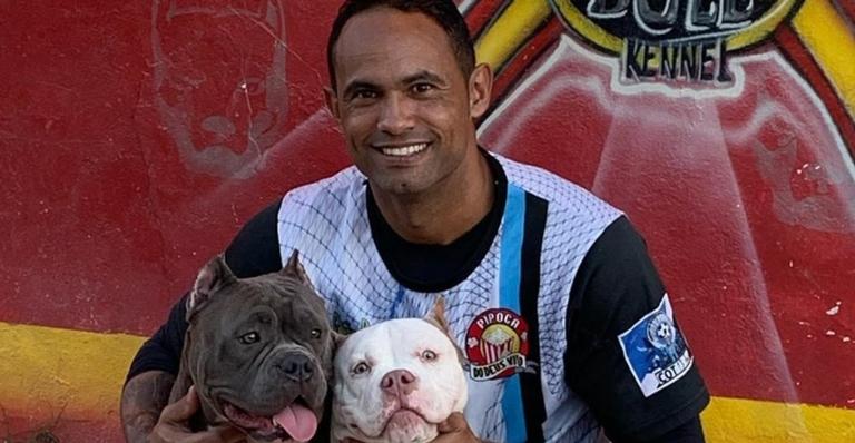 O ex-goleiro do Flamengo posou abraçados em dois cães e foi detonado na web