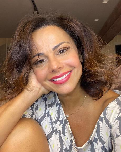 Viviane Araujo aproveita clique sorridente para compartilhar uma linda reflexão com seus seguidores 