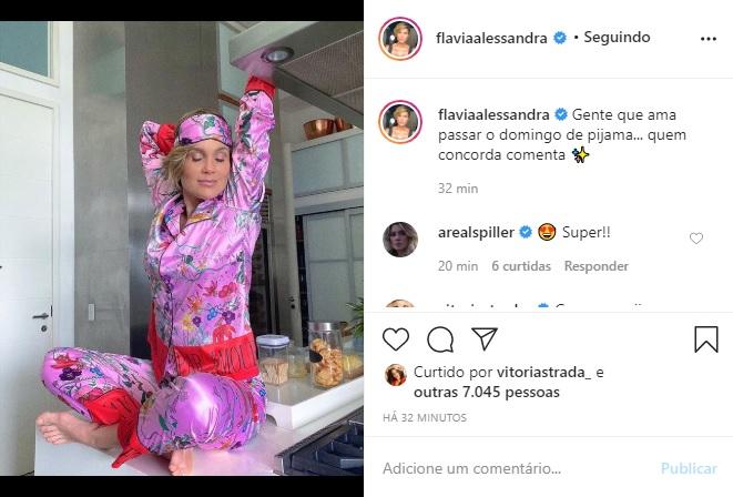 Flávia Alessandra publica foto de pijama e recebe elogios