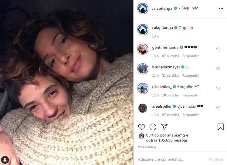 Camila Pitanga compartilha clique com a namorada