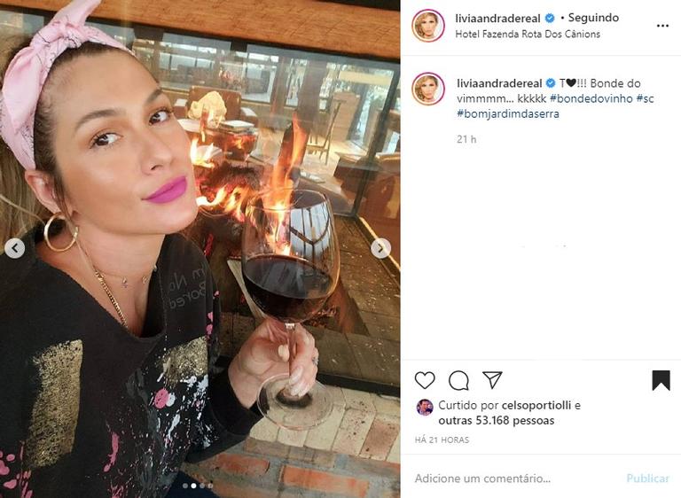 Lívia Andrade tomando vinho