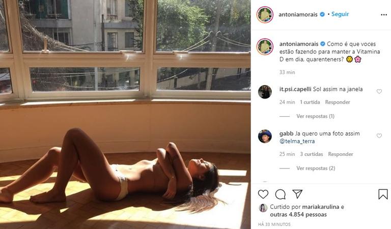 Antonia Morais faz topless para tomar sol