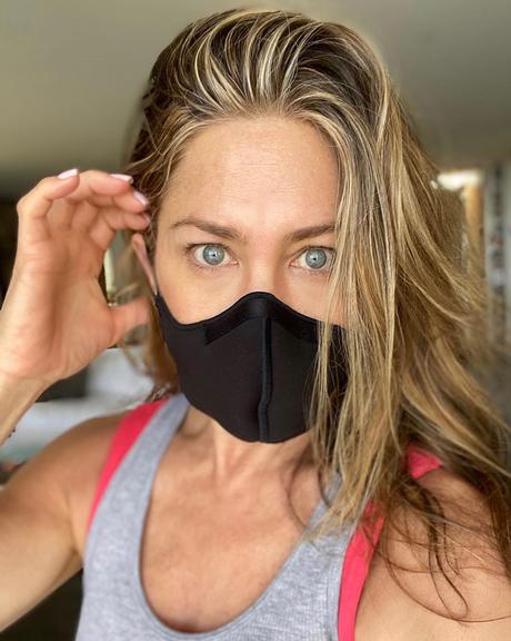 Jennifer Anisyon pede que todos usem máscaras e desabafa: ''Muitas vidas foram tiradas''