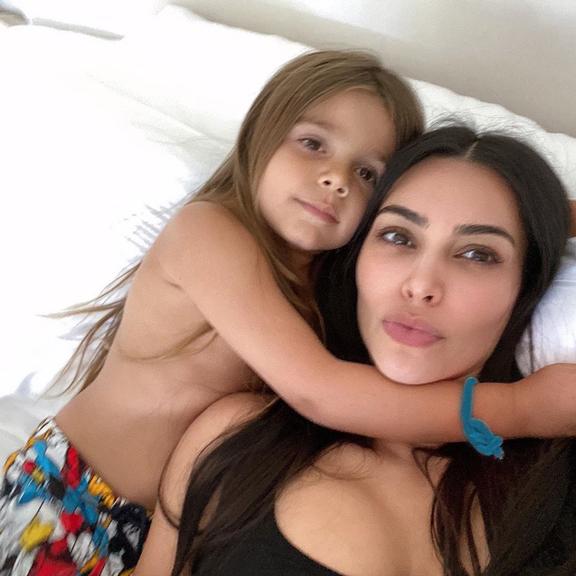 Kim Kardashian troca carinhos com o sobrinho em clique intimista 