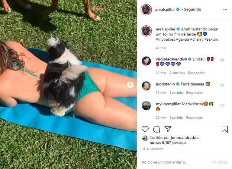 Leticia Spiller tem foto invadida por cachorro e encanta