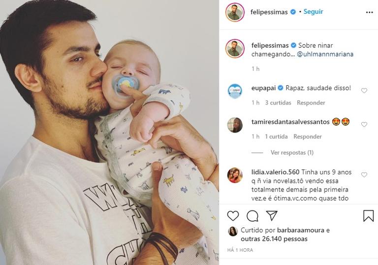 Felipe Simas encanta ao surgir agarrado com filho caçula
