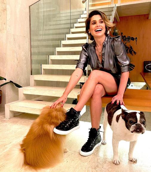 Flávia Alessandra encanta ao posar com seus cachorrinhos de estimação