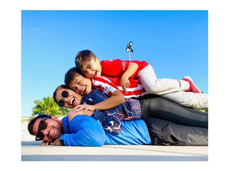 Juliana Paes compartilha lindo clique de sua família reunida ao celebrar a chegada das férias escolares