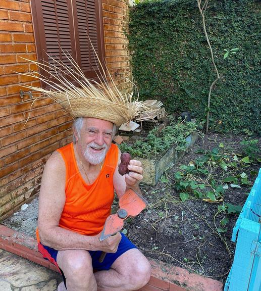 Ary Fontoura mostra a sua rotina em horta e encanta