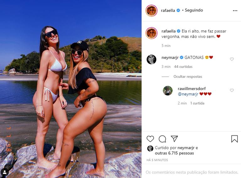Rafaella Santos posa com amiga na praia