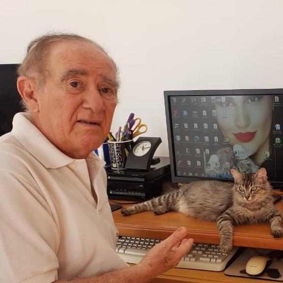 Renato Aragão curte a companhia de sua gatinha de estimação