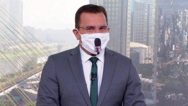 Rodrigo Bocardi com máscara de microfone
