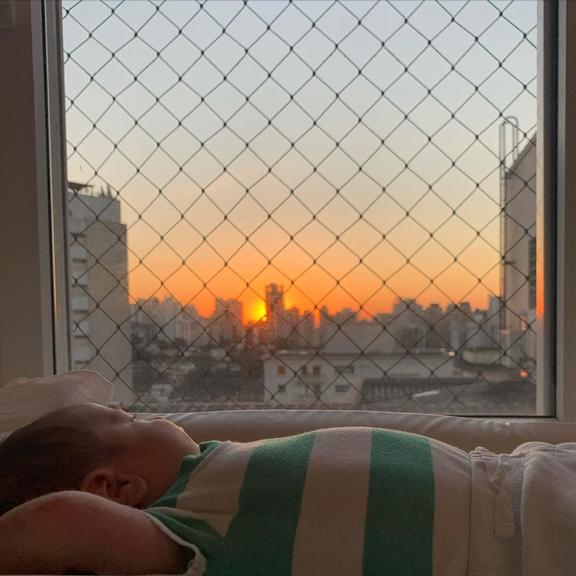 Titi Müller encanta ao mostrar filho observando o pôr do sol