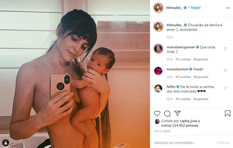 Titi Müller posa com o filho no banho 