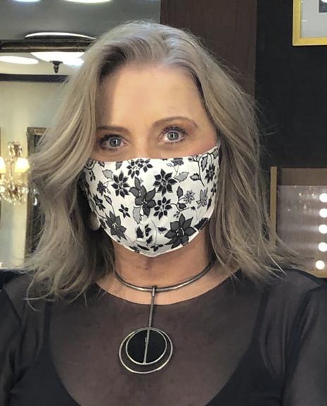 Vera Fischer conscientiza fãs ao posar usando máscara 
