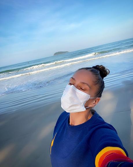 Respeitando as medidas de segurança contra o novo coronavírus, Adriane Galisteu vai à praia de máscara