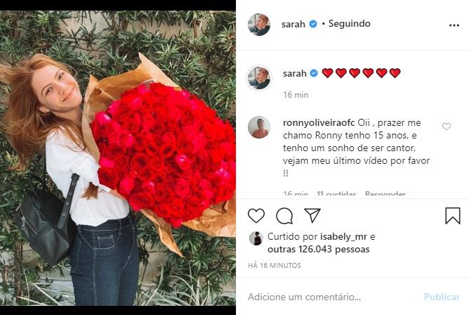 Sarah Poncio mostra rosas que ganhou de Jonathan Couto