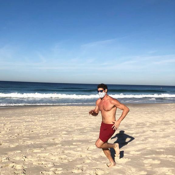 Sem camisa, Bruninho treina na praia e exibe barriga trincada