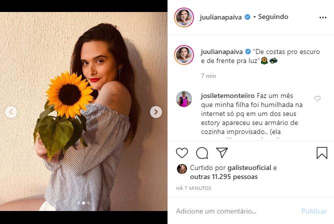 Juliana Paiva encanta as redes sociais em fotos com girassol