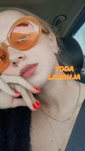 Isabella Scherer aposta em óculos de sol e esmalte laranja