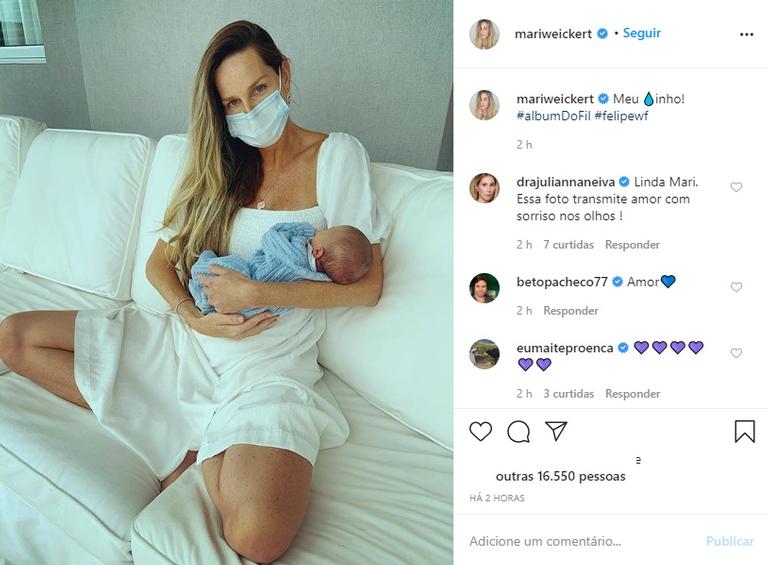Mariana Weickert posa de máscara com o filho recém-nascido