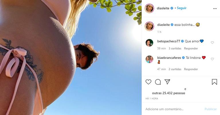  Carol Dias exibe barrigão de 6 meses em dia de praia com Kaká