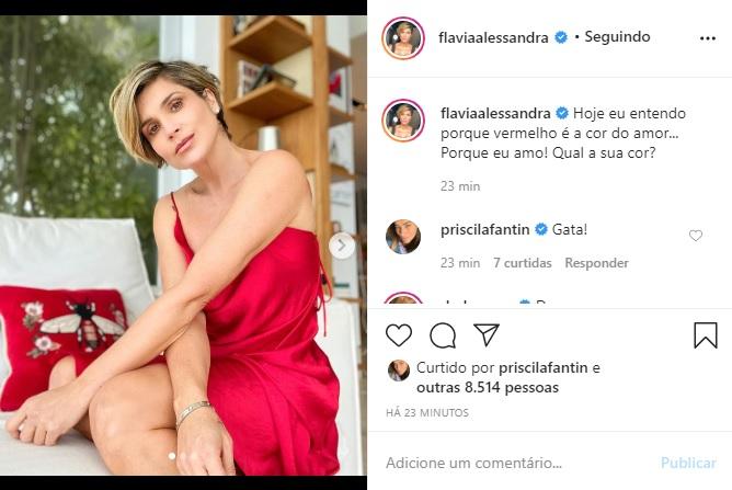 Flávia Alessandra arranca elogios em clique de look vermelho