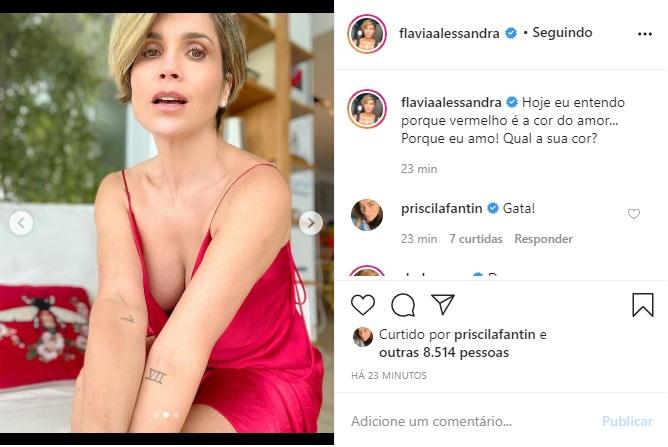 Flávia Alessandra arranca elogios em clique de look vermelho